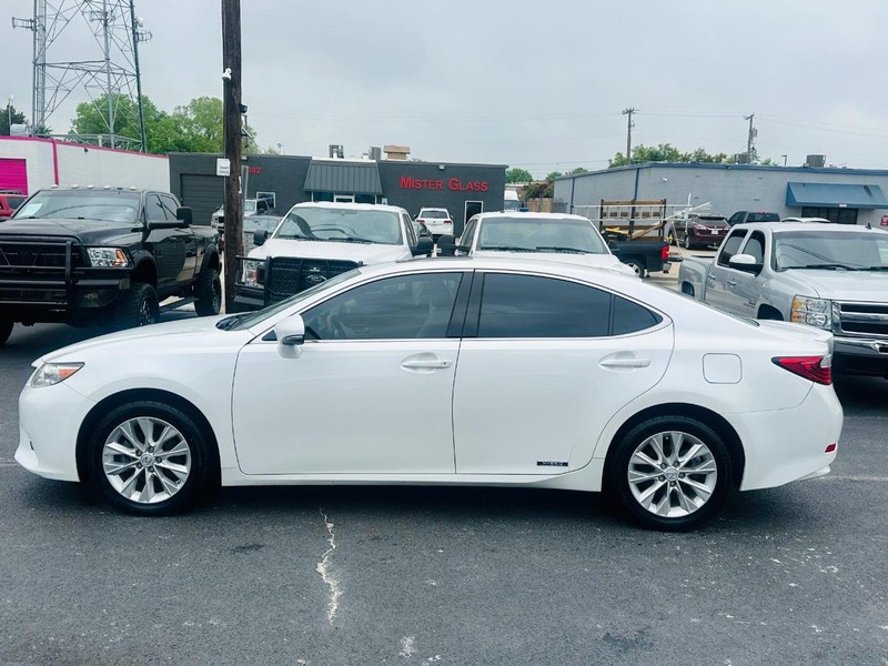 Lexus ES 300h Vehicle Full-screen Gallery Image 12