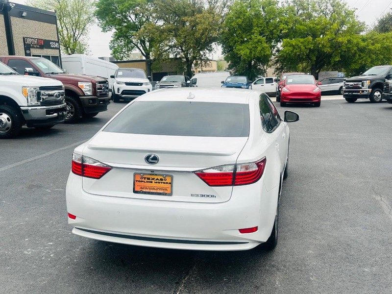 Lexus ES 300h Vehicle Full-screen Gallery Image 13