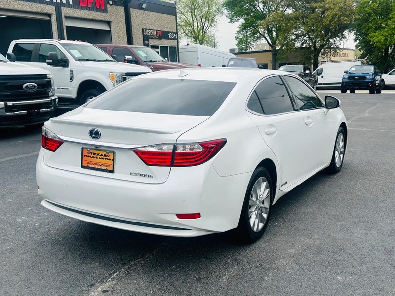 Lexus ES 300h Vehicle Full-screen Gallery Image 14