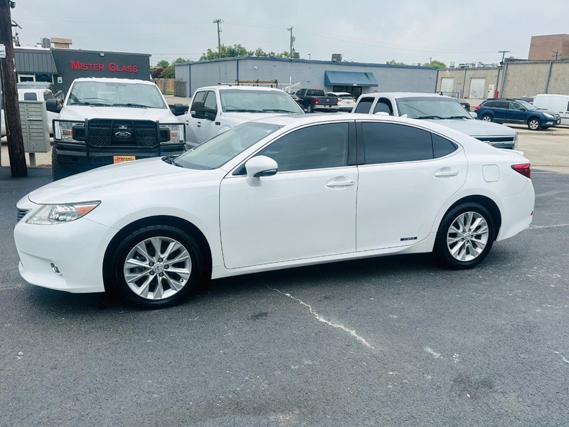 Lexus ES 300h Vehicle Full-screen Gallery Image 15