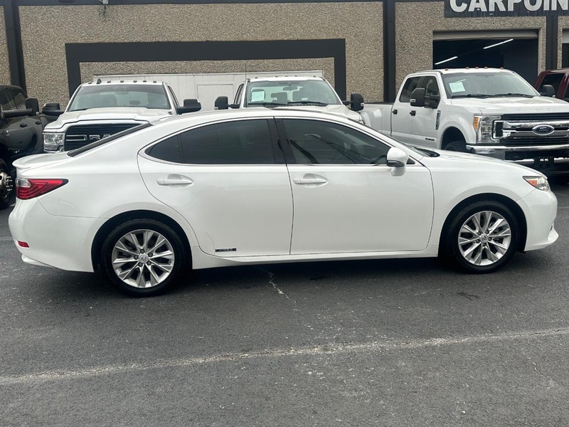 Lexus ES 300h Vehicle Full-screen Gallery Image 16