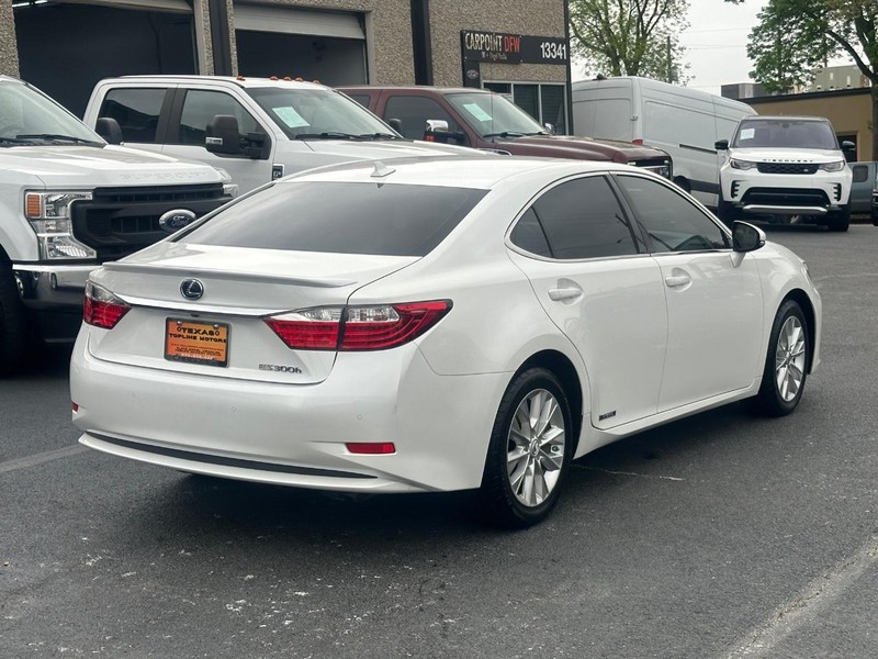 Lexus ES 300h Vehicle Full-screen Gallery Image 17