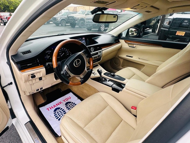 Lexus ES 300h Vehicle Full-screen Gallery Image 18