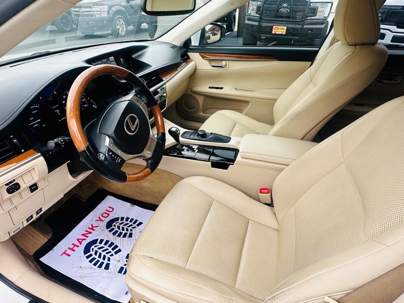 Lexus ES 300h Vehicle Full-screen Gallery Image 19