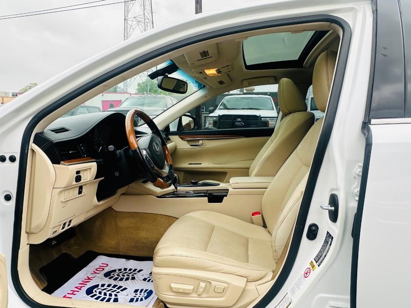 Lexus ES 300h Vehicle Full-screen Gallery Image 20