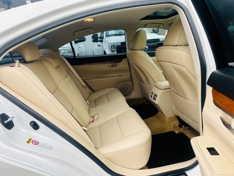 Lexus ES 300h Vehicle Full-screen Gallery Image 21