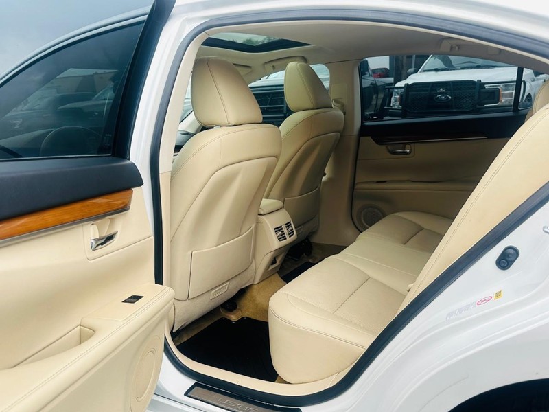 Lexus ES 300h Vehicle Full-screen Gallery Image 22