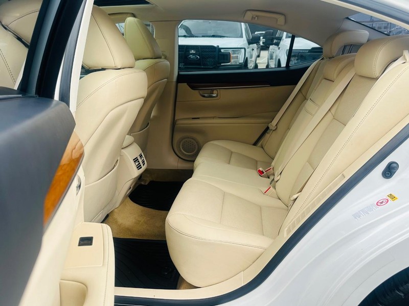Lexus ES 300h Vehicle Full-screen Gallery Image 23