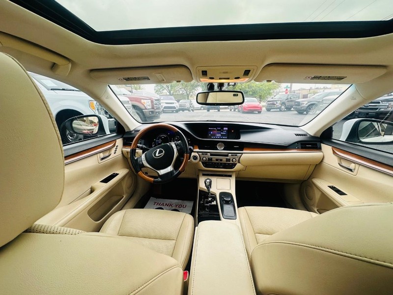 Lexus ES 300h Vehicle Full-screen Gallery Image 24