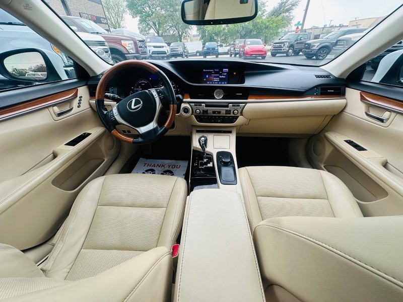 Lexus ES 300h Vehicle Full-screen Gallery Image 25