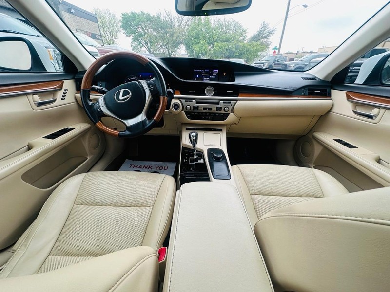 Lexus ES 300h Vehicle Full-screen Gallery Image 26