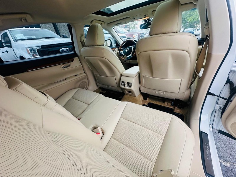 Lexus ES 300h Vehicle Full-screen Gallery Image 27