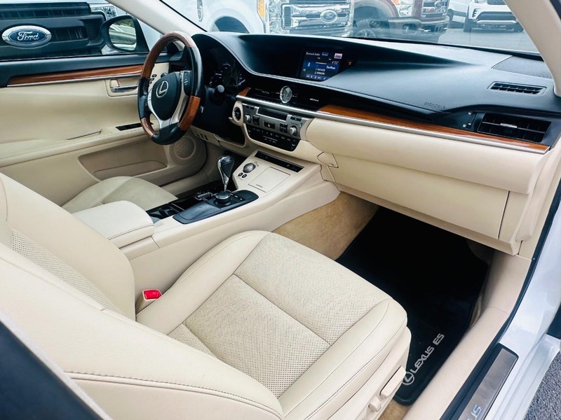 Lexus ES 300h Vehicle Full-screen Gallery Image 28