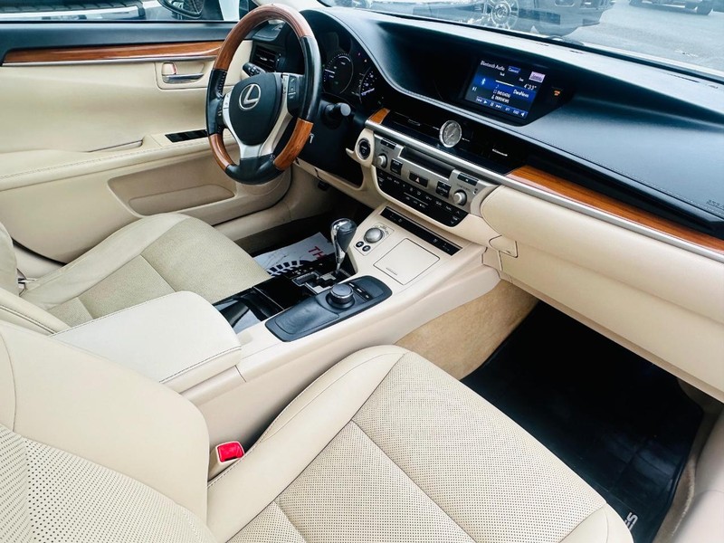 Lexus ES 300h Vehicle Full-screen Gallery Image 29