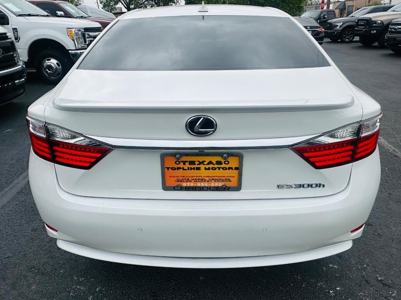 Lexus ES 300h Vehicle Full-screen Gallery Image 30