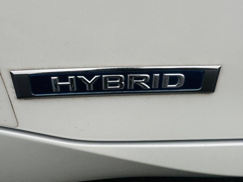 Lexus ES 300h Vehicle Full-screen Gallery Image 31