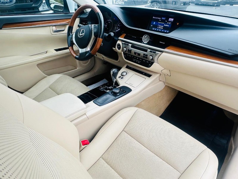 Lexus ES 300h Vehicle Full-screen Gallery Image 32