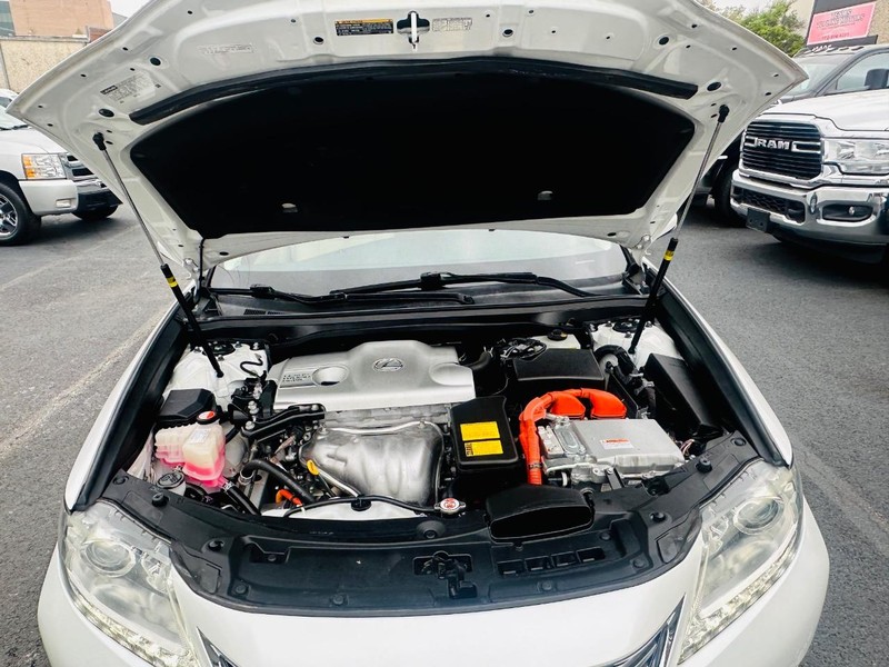 Lexus ES 300h Vehicle Full-screen Gallery Image 33