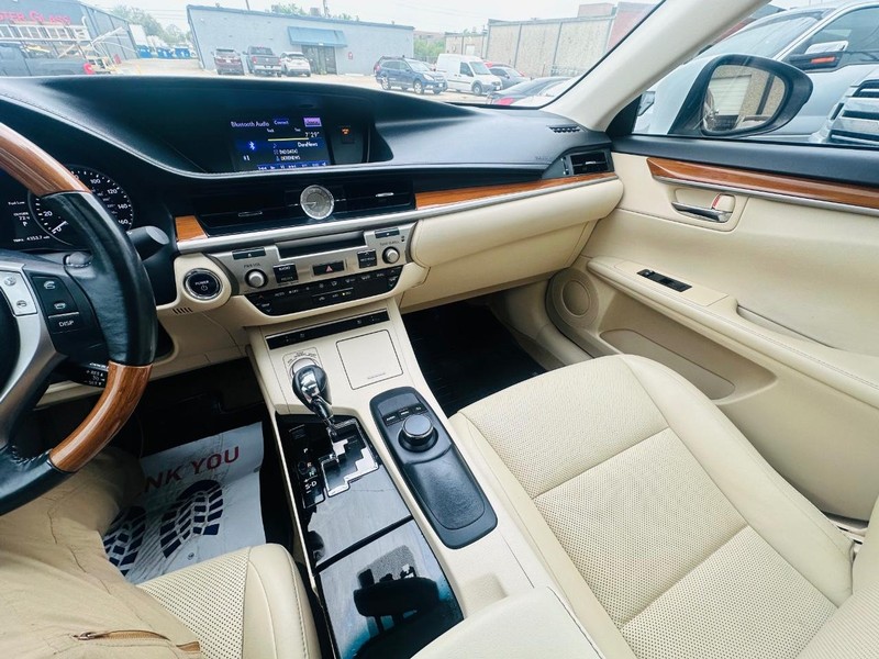 Lexus ES 300h Vehicle Full-screen Gallery Image 34