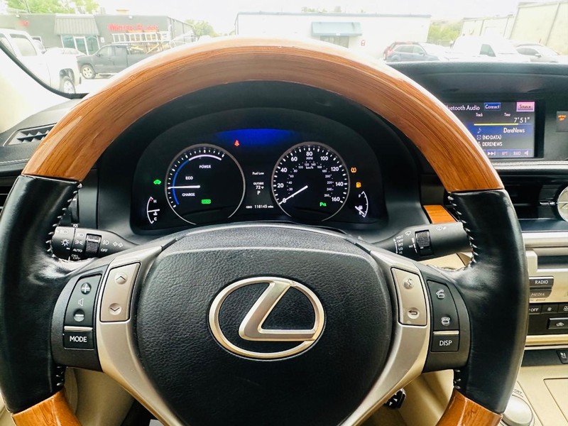 Lexus ES 300h Vehicle Full-screen Gallery Image 35