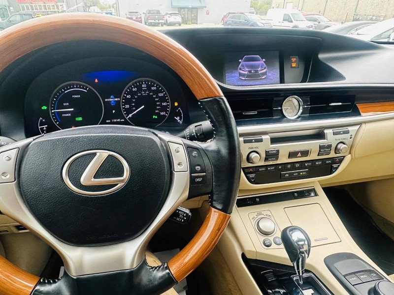 Lexus ES 300h Vehicle Full-screen Gallery Image 36