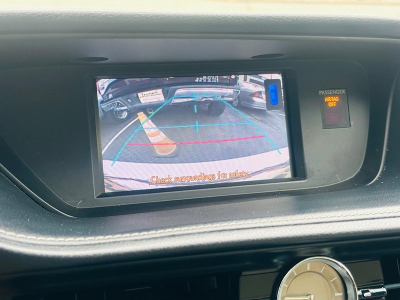 Lexus ES 300h Vehicle Full-screen Gallery Image 37