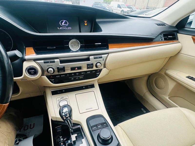 Lexus ES 300h Vehicle Full-screen Gallery Image 38