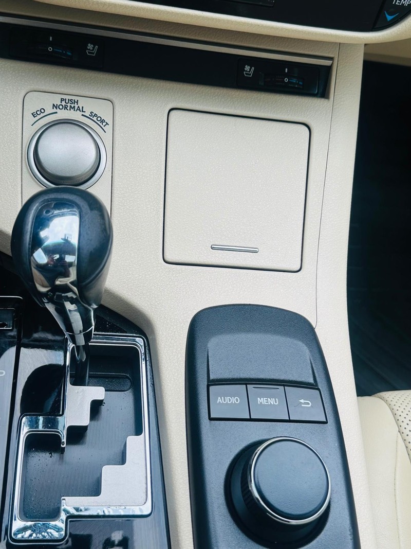 Lexus ES 300h Vehicle Full-screen Gallery Image 39