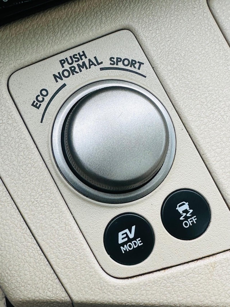 Lexus ES 300h Vehicle Full-screen Gallery Image 40
