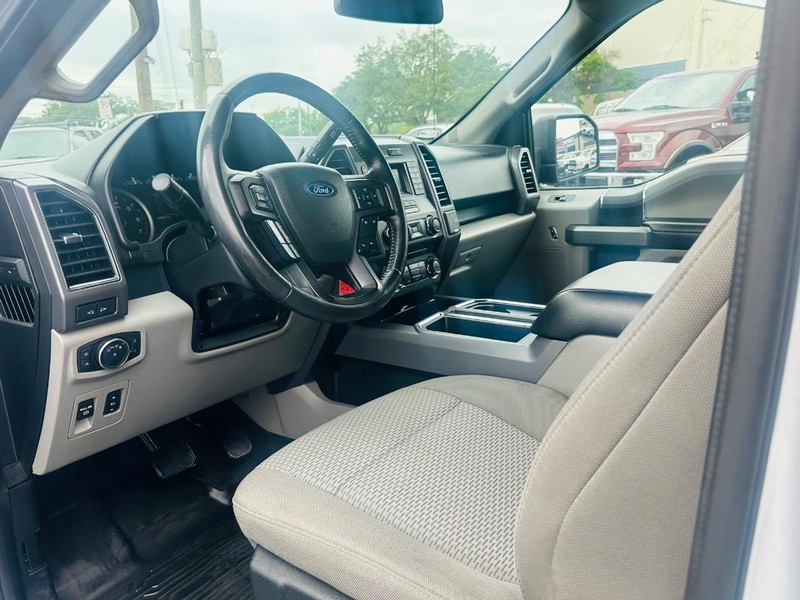 Ford F-150 Vehicle Full-screen Gallery Image 25