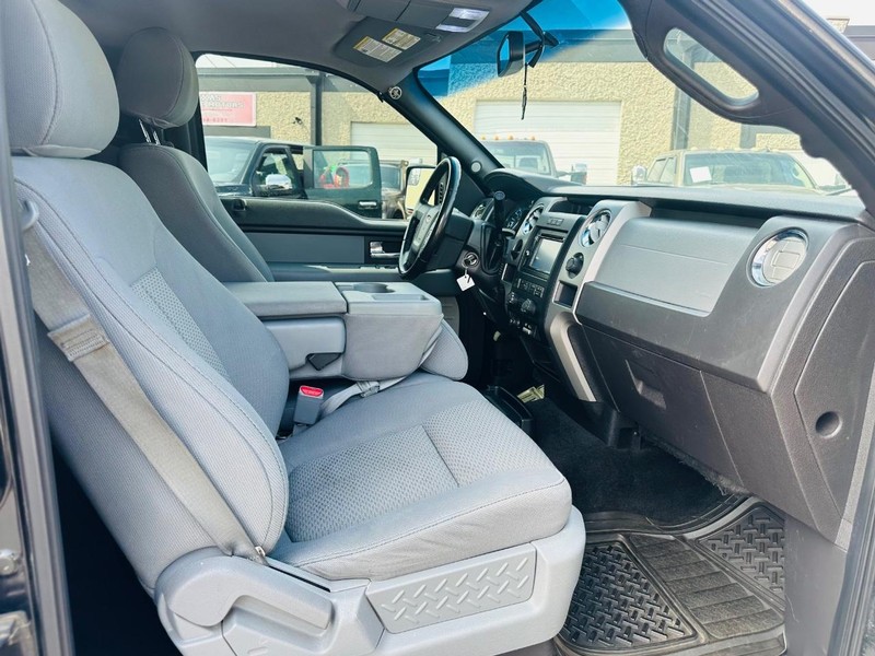 Ford F-150 Vehicle Full-screen Gallery Image 18