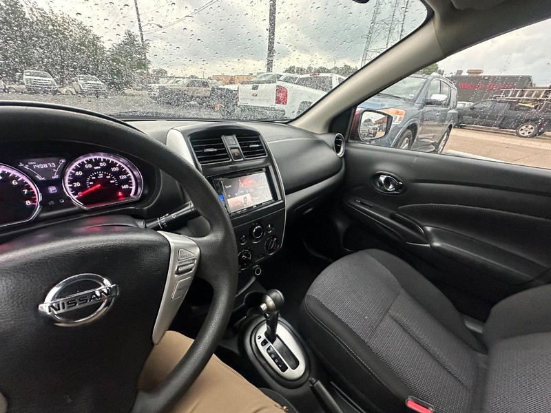 Nissan Versa Sedan Vehicle Full-screen Gallery Image 31