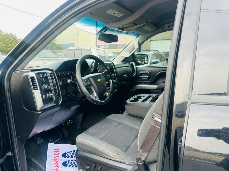 Chevrolet Silverado 1500 Vehicle Full-screen Gallery Image 24