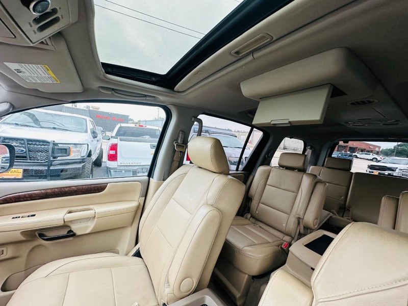 Nissan Armada Vehicle Full-screen Gallery Image 3