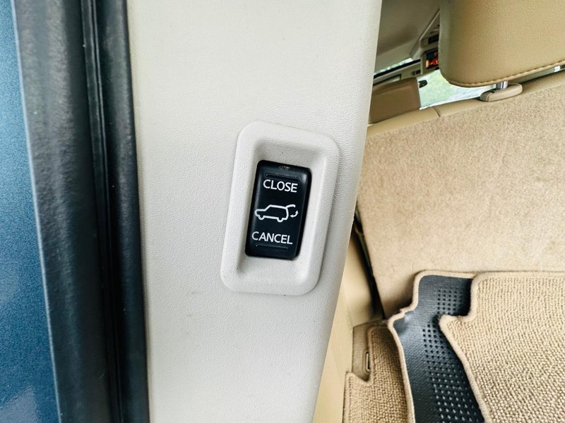 Nissan Armada Vehicle Full-screen Gallery Image 22