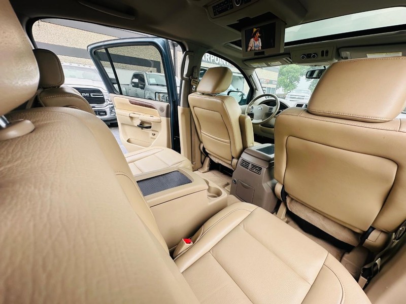 Nissan Armada Vehicle Full-screen Gallery Image 23