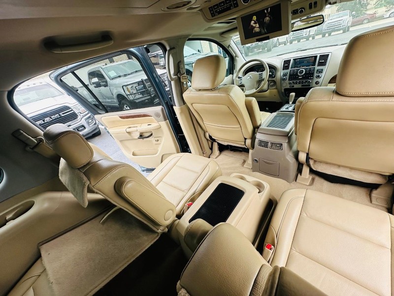 Nissan Armada Vehicle Full-screen Gallery Image 24