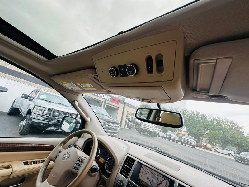 Nissan Armada Vehicle Full-screen Gallery Image 32