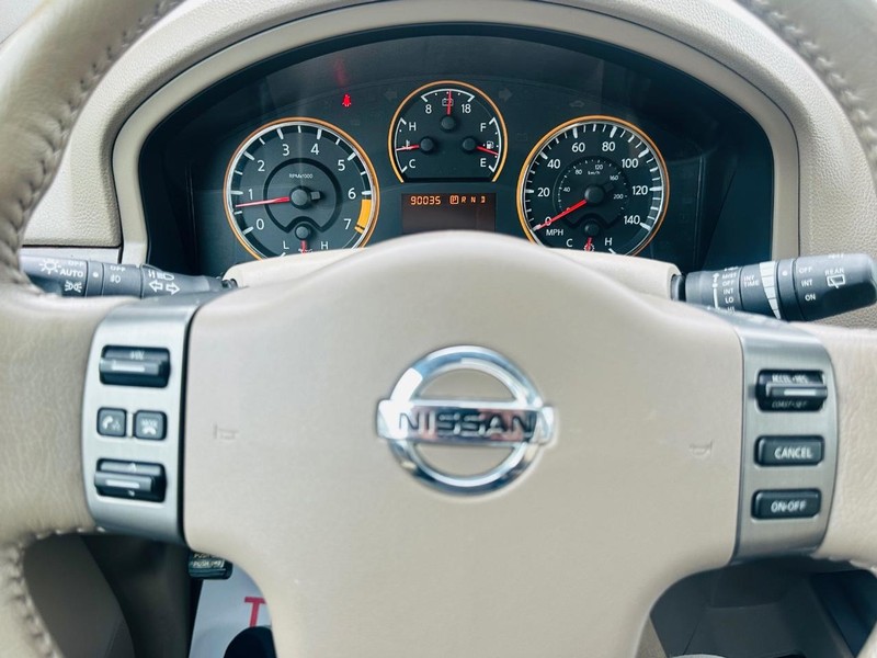 Nissan Armada Vehicle Full-screen Gallery Image 35