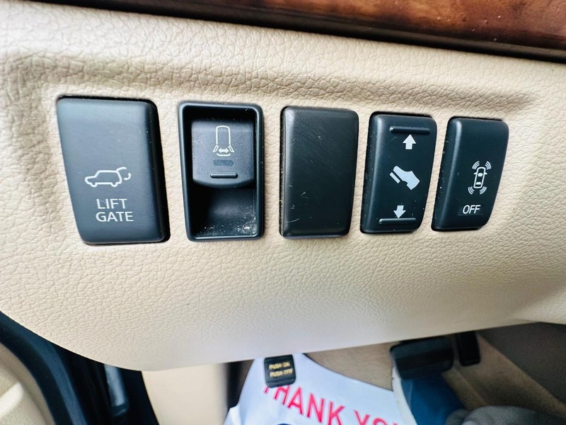 Nissan Armada Vehicle Full-screen Gallery Image 40