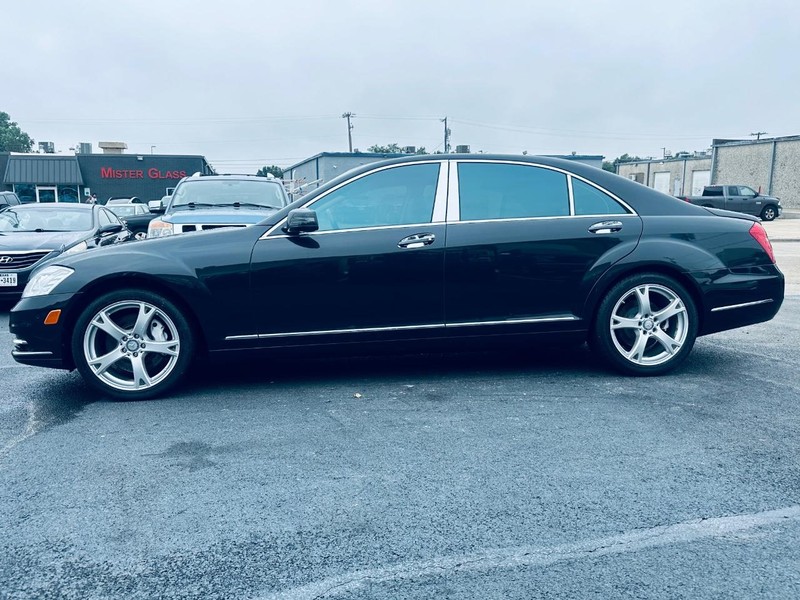 Mercedes-Benz S-Class Vehicle Full-screen Gallery Image 02