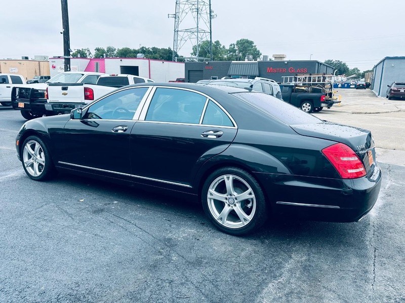 Mercedes-Benz S-Class Vehicle Full-screen Gallery Image 04