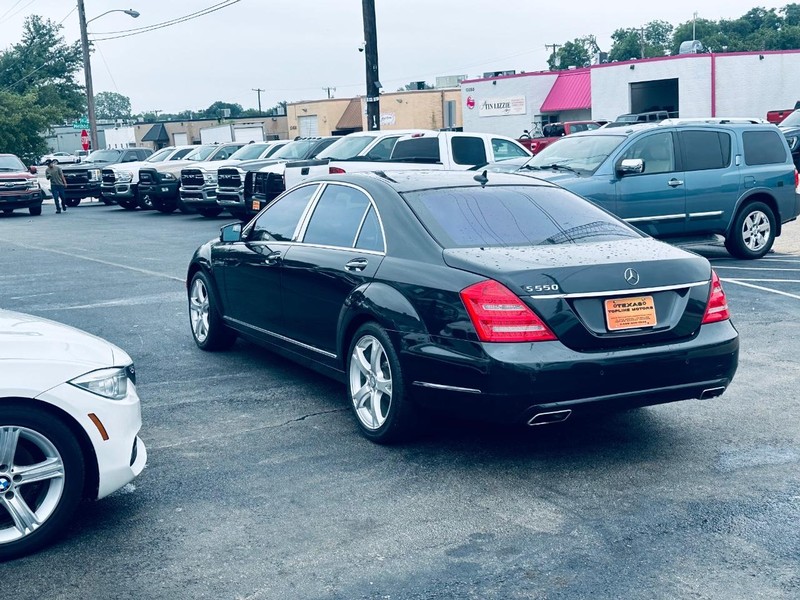 Mercedes-Benz S-Class Vehicle Full-screen Gallery Image 05