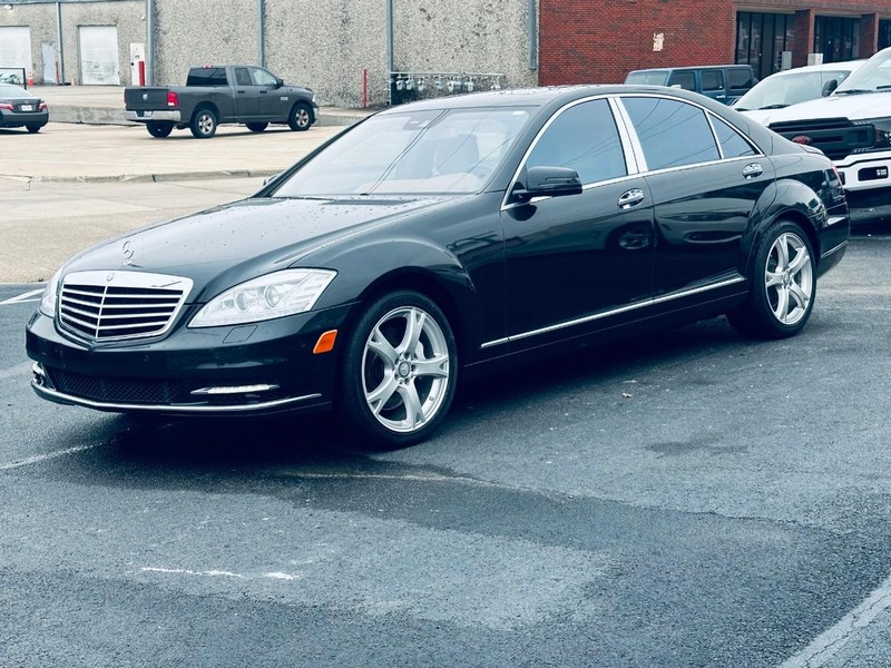 Mercedes-Benz S-Class Vehicle Full-screen Gallery Image 07