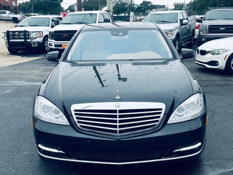 Mercedes-Benz S-Class Vehicle Full-screen Gallery Image 08