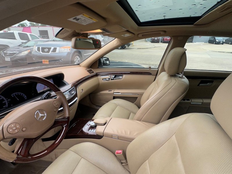 Mercedes-Benz S-Class Vehicle Full-screen Gallery Image 23