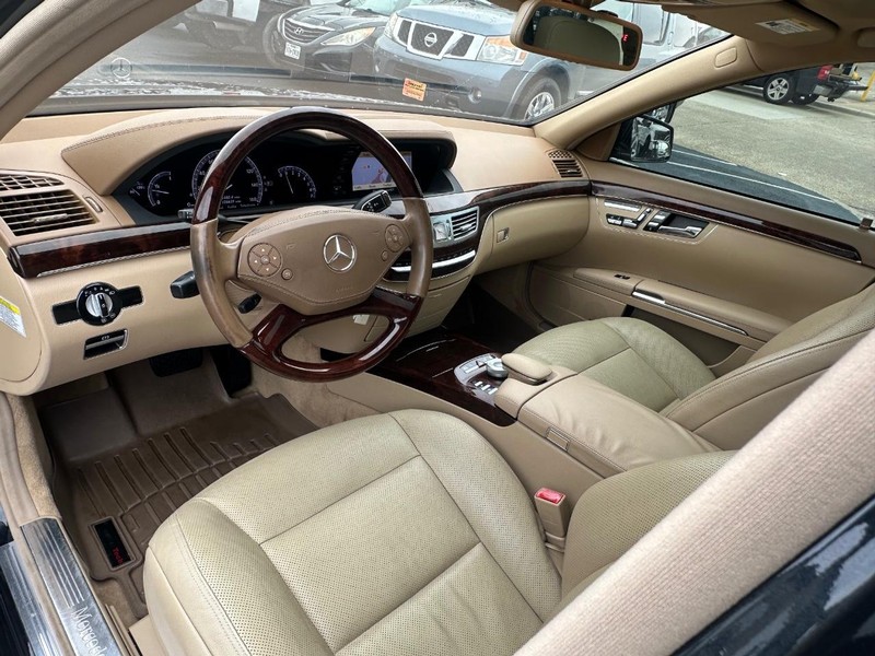 Mercedes-Benz S-Class Vehicle Full-screen Gallery Image 24