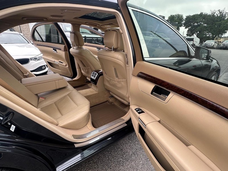 Mercedes-Benz S-Class Vehicle Full-screen Gallery Image 25