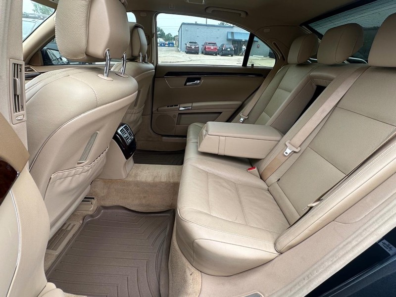 Mercedes-Benz S-Class Vehicle Full-screen Gallery Image 26