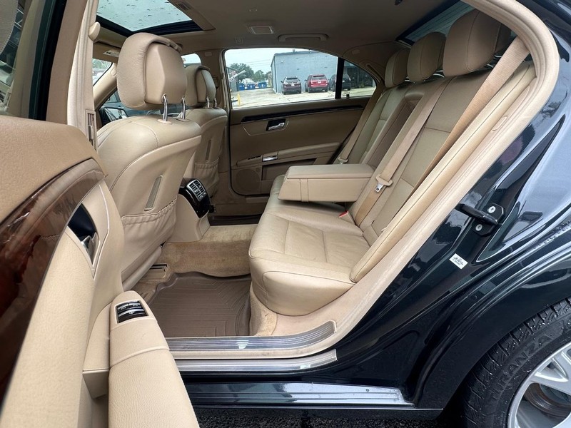 Mercedes-Benz S-Class Vehicle Full-screen Gallery Image 27